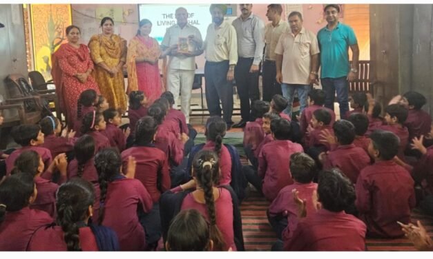 स्कूल में 12 शिष्यों तथा 8 अध्यापकों ने किया ध्यान    