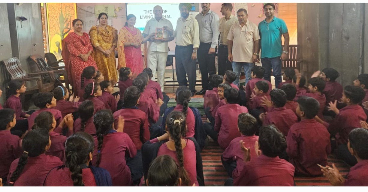 स्कूल में 12 शिष्यों तथा 8 अध्यापकों ने किया ध्यान    