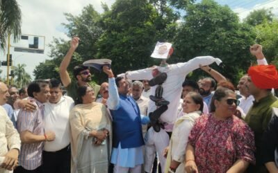 भाजपा कार्यकर्ताओं का कांग्रेस के खिलाफ रोष प्रदर्शन, राहुल गांधी का फूंका पुतला