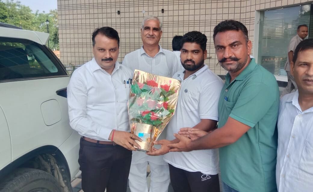 सेवा सुरक्षा व रोजगार की गारंटी को लेकर सीएम के ओएसडी को सौंपा ज्ञापन