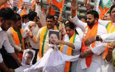 गुरुग्राम में भाजपा नेताओं ने राहुल गांधी और तेजस्वी यादव का पुतला फूंका