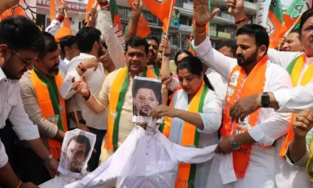 गुरुग्राम में भाजपा नेताओं ने राहुल गांधी और तेजस्वी यादव का पुतला फूंका