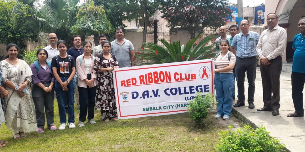 एचआईवी/एड्स पर जागरूकता हेतु रेड रिबन क्लब ने चलाया रेड रिबन से पौधा सुसज्जीकरण अभियान
