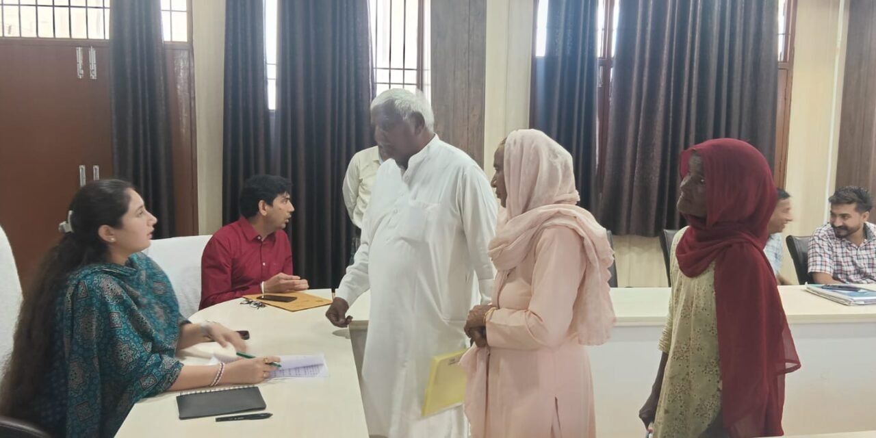 समाधान शिविर में लोगों की समस्याएं सुनकर एसडीएम शिवजीत भारती ने दिए अधिकारियों को समाधान के निर्देश