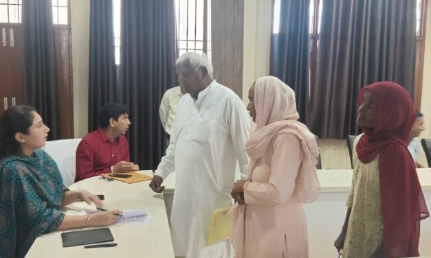 समाधान शिविर में लोगों की समस्याएं सुनकर एसडीएम शिवजीत भारती ने दिए अधिकारियों को समाधान के निर्देश