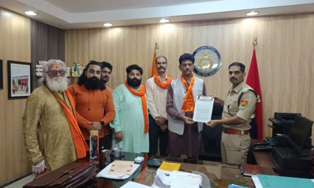 मोहड़ा में स्वामी पूणार्नंद गिरी जी पर हुए जानलेवा हमले को लेकर विश्व हिंदू परिषद ने पुलिस अधीक्षक को सख्त कार्रवाई करने के लिए सौंपा ज्ञापन