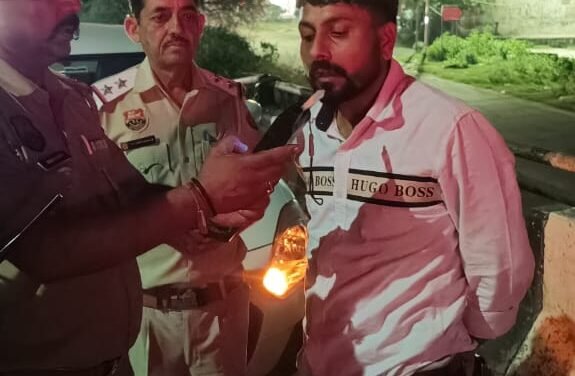नशा करके वाहन चलाने वालों के अंबाला ट्रैफिक पुलिस ने काटे 23 चालानआमजन से अपील यातायात नियमों की करें पालना, नशा करके ना चलाएं वाहन