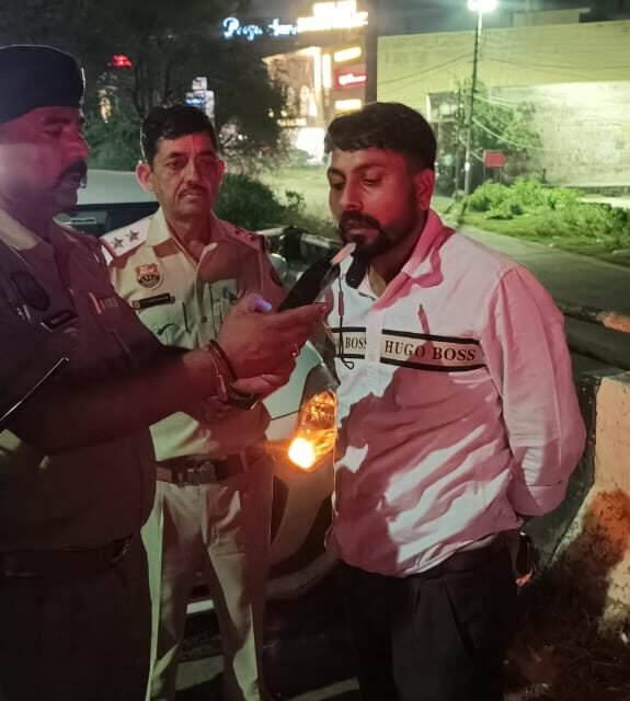 नशा करके वाहन चलाने वालों के अंबाला ट्रैफिक पुलिस ने काटे 23 चालानआमजन से अपील यातायात नियमों की करें पालना, नशा करके ना चलाएं वाहन