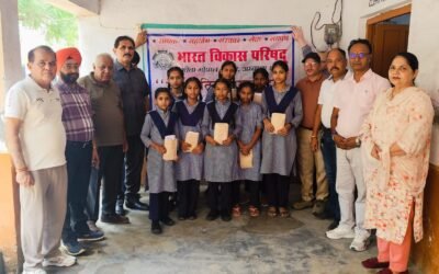 गीता गोपाल शाखा का सेवा प्रकल्प मडोर के राजकीय उच्च विद्यालय में पंखों की भेंट, 12 बालिकाओं को दवाइयाँ वितरित