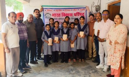 गीता गोपाल शाखा का सेवा प्रकल्प मडोर के राजकीय उच्च विद्यालय में पंखों की भेंट, 12 बालिकाओं को दवाइयाँ वितरित