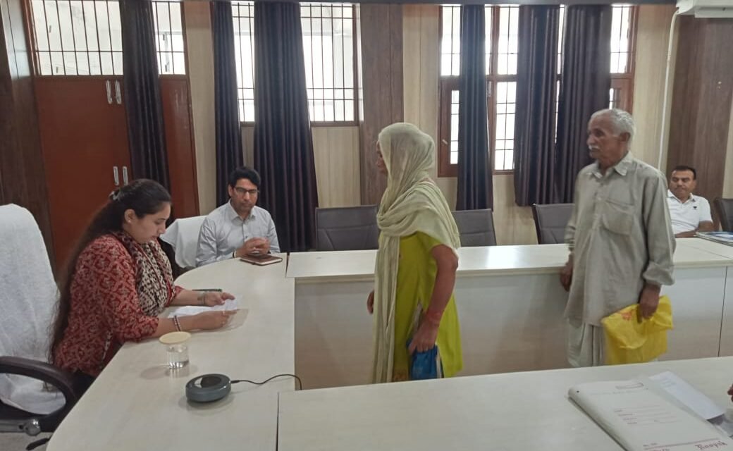 एसडीएम शिवजीत भारती ने समाधान शिविर में सुनीं नागरिकों की समस्याएं, विभागीय अधिकारियों को दिए समाधान के निर्देश