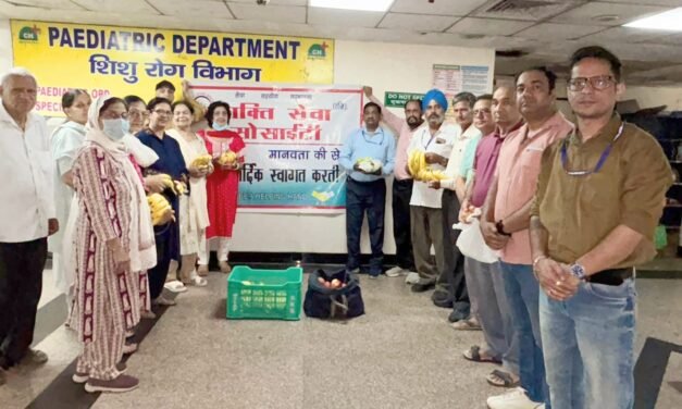 शक्ति सेवा सोसायटी ने की फल वितरण सेवा