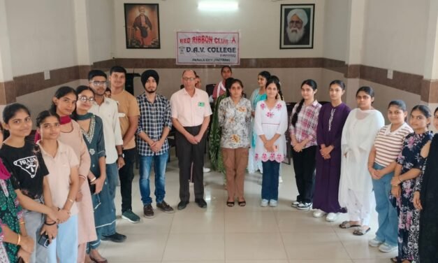 सिटी डीएवी कॉलेज में रेड रिबन क्लब द्वारा एचआईवी/एड्स उन्मूलन की दिशा में प्रयास
