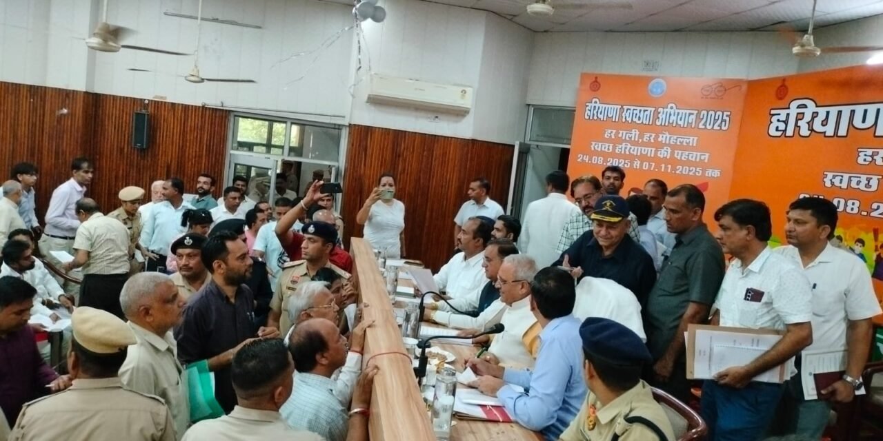 जिला लोक संपर्क एवं कष्ट निवारण समिति की हुई बैठक, मंत्री रणबीर सिंह गंगवा ने सुनी समस्याएं 12 शिकायतों में से 10 शिकायतों का किया निपटान