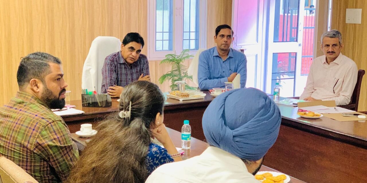 मंडलायुक्त संजीव वर्मा ने टांगरी नदी के साथ-साथ रिहायसी व ग्रामीण क्षेत्र में बरसाती पानी की निकासी से संबंधित क्या स्थिति है उसकी समीक्षा की