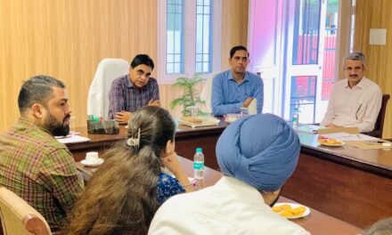 मंडलायुक्त संजीव वर्मा ने टांगरी नदी के साथ-साथ रिहायसी व ग्रामीण क्षेत्र में बरसाती पानी की निकासी से संबंधित क्या स्थिति है उसकी समीक्षा की