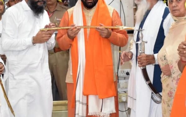 नायब सिंह सैनी ने नाडा साहिब गुरुद्वारा में शीश नवाया, सिख गुरुओं के मार्ग पर चलने की बात कही