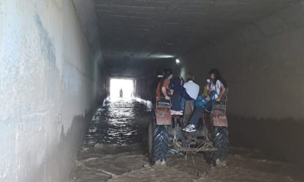 मनाना फाटक के अंडरपास मे भरा बरसाती पानी,ग्रामीणो का शहर से संपर्क कटा