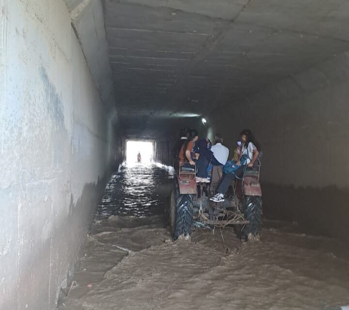 मनाना फाटक के अंडरपास मे भरा बरसाती पानी,ग्रामीणो का शहर से संपर्क कटा