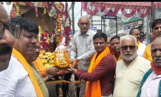 गणेश चतुर्थी पर धूमधाम से निकली  लाल बाग के राजा भगवान गणेश की शोभायात्रा