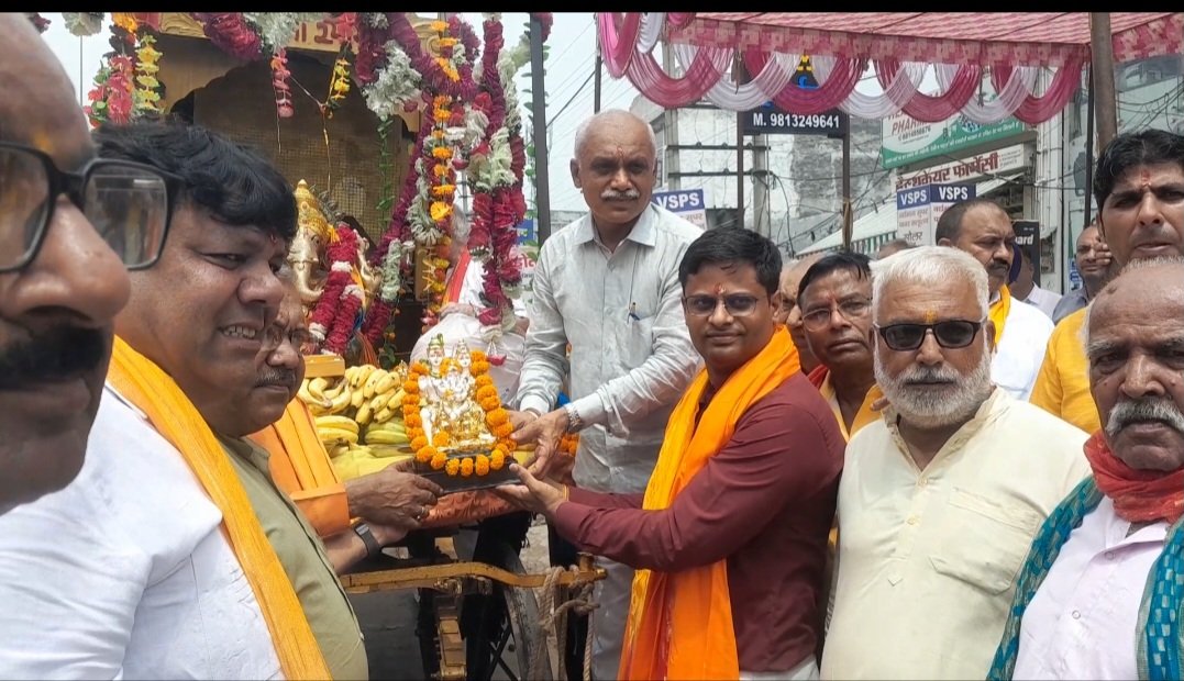 गणेश चतुर्थी पर धूमधाम से निकली  लाल बाग के राजा भगवान गणेश की शोभायात्रा