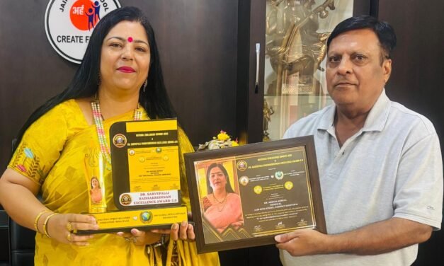 जैन किड्स विद्यालय की प्रधानाचार्या मोनिका सहगल शिक्षा के क्षेत्र में उनके उत्कृष्ट योगदान के लिए सम्मानित