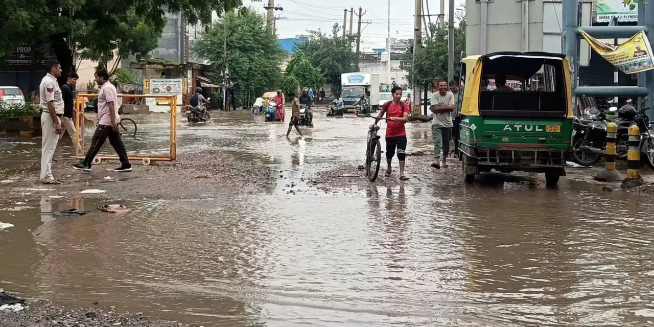 भारी बारिश से गुरुग्राम में कई किलोमीटर लम्बा जाम, बिगड़ी स्थिति पुलिस के पांच हजार जवानों ने बारिश के बीच संभाला मोर्चा