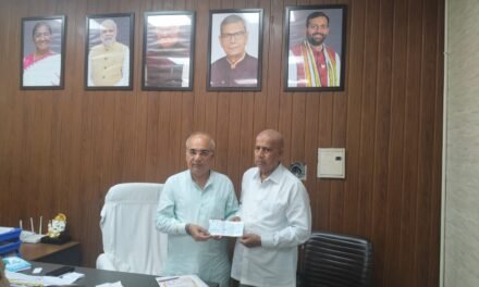 नंबरदार सूरजभान जोगी नें सांसद प्रतिनिधि गजेंद्र सलूजा को मुख्यमंत्री बाढ़ राहत कोष के लिये 50 हजार का चेक सौंपा