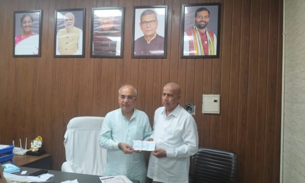 नंबरदार सूरजभान जोगी नें सांसद प्रतिनिधि गजेंद्र सलूजा को मुख्यमंत्री बाढ़ राहत कोष के लिये 50 हजार का चेक सौंपा