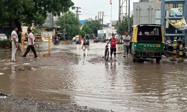 भारी बारिश से गुरुग्राम में कई किलोमीटर लम्बा जाम, बिगड़ी स्थिति पुलिस के पांच हजार जवानों ने बारिश के बीच संभाला मोर्चा