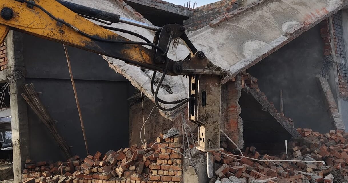 अवैध कॉलोनियों पर चला जिला नगर योजनाकार (प्रवर्तन) का पीला पंजा