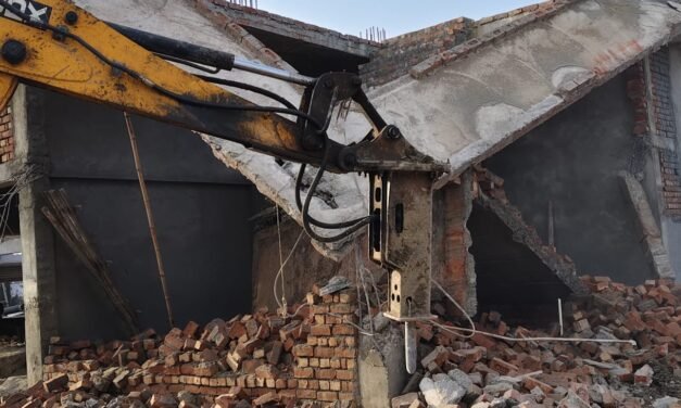 अवैध कॉलोनियों पर चला जिला नगर योजनाकार (प्रवर्तन) का पीला पंजा