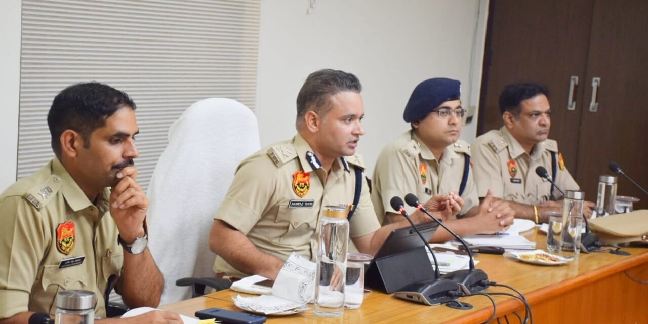 अंबाला रेंज पुलिस महानिरीक्षक पंकज नैन ने अंबाला मंडल की क्राइम रिव्यू बैठक बुलाई, पंकज नैन ने अपराधियों, सूदखोरों, बिना नंबर प्लेट वाहनों पर कड़ा शिकंजा कसने के दिए निर्देश