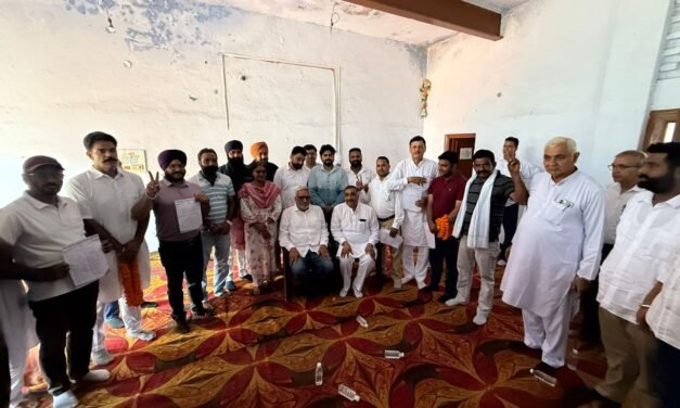 संगठन सृजन अभियान के तहत कांग्रेस ने शहर में बनाए 17 वार्ड प्रधान, विधायक निर्मल सिंह और जिलाध्यक्ष पवन अग्रवाल ने दिए नियुक्ति पत्र