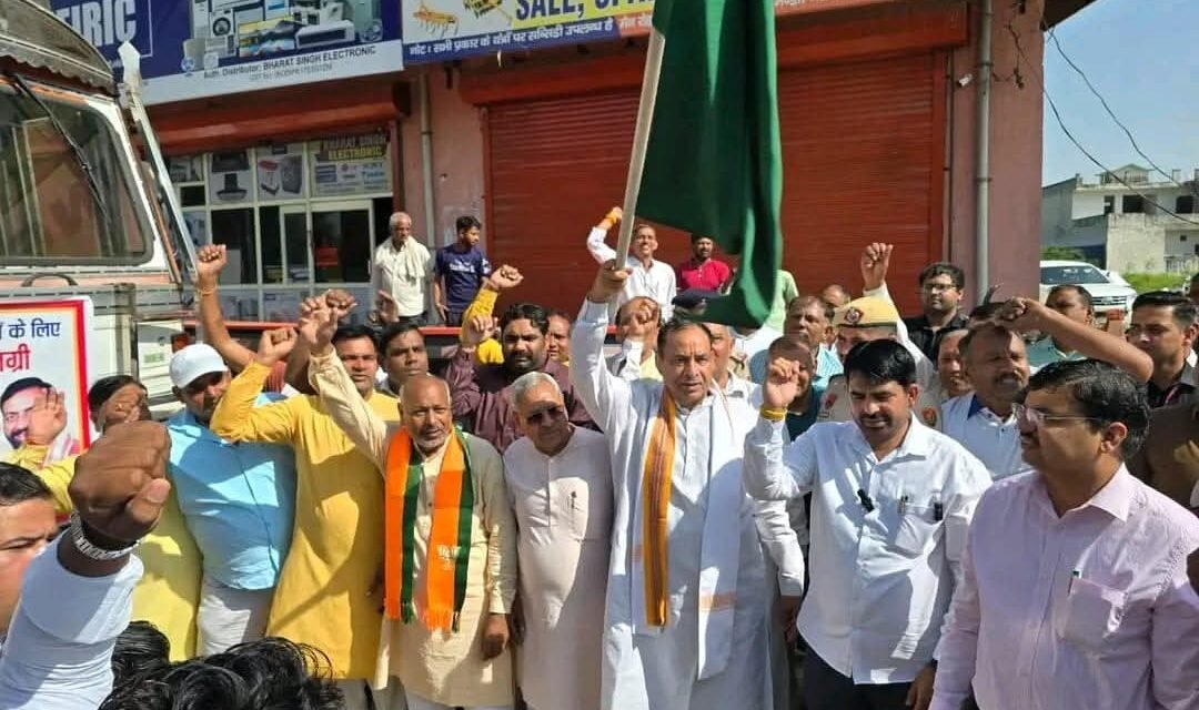 खरखौदा में भाजपा प्रदेश अध्यक्ष बड़ौली ने राहत सामग्री के ट्रकों को पंजाब के लिए रवाना किया