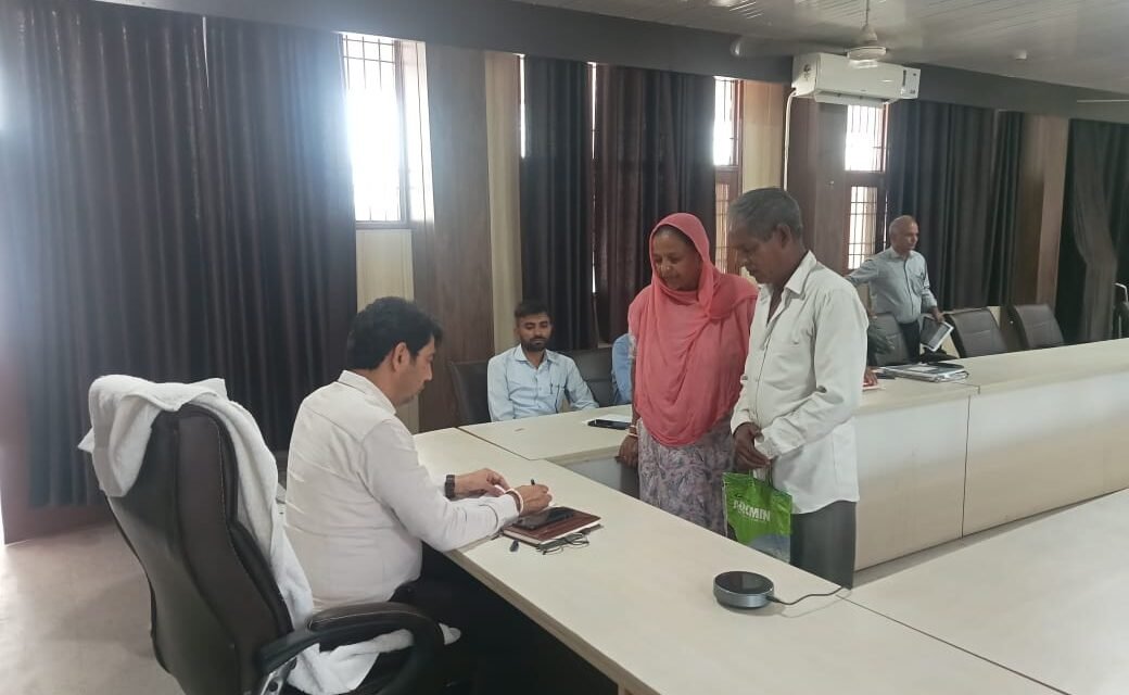 नायब तहसीलदार संजीव अत्री ने समाधान शिविर में सुनी जन समस्याएं