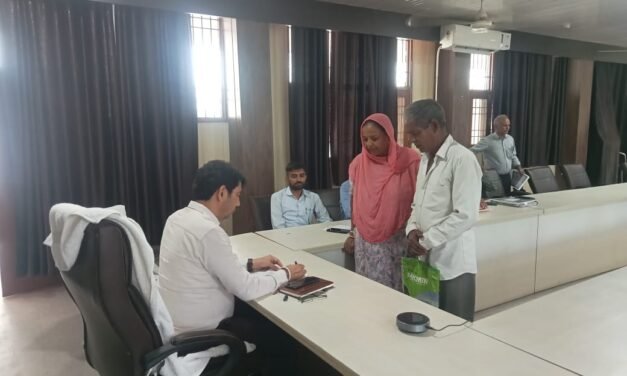 नायब तहसीलदार संजीव अत्री ने समाधान शिविर में सुनी जन समस्याएं