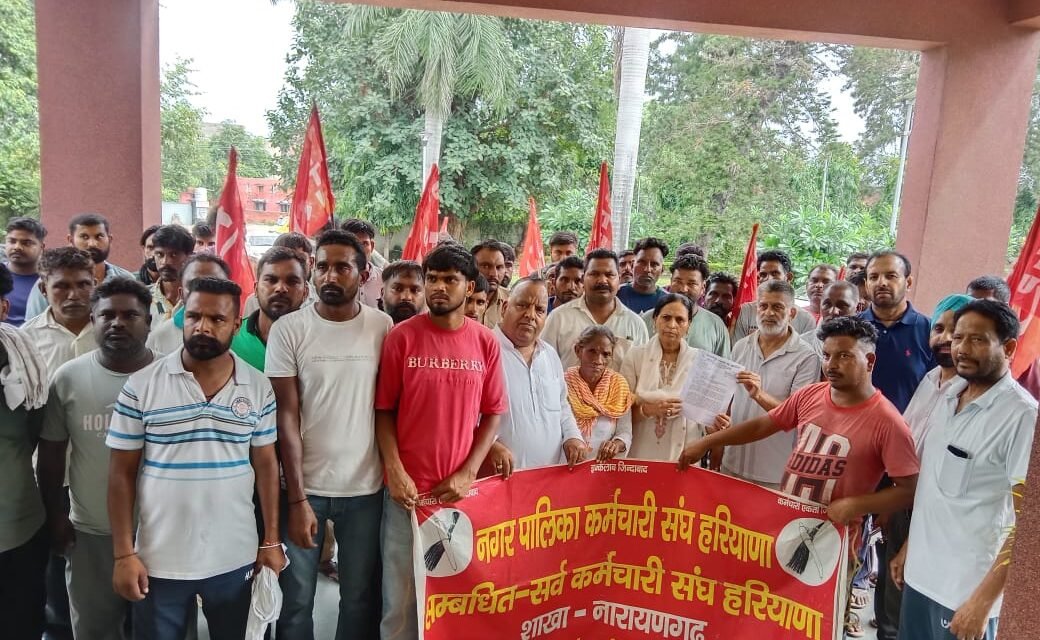 नगरपालिका सफाई कर्मचारियों ने ठेका प्रथा खत्म करने की मांग को लेकर हल्का विधायक को ज्ञापन सौंपा