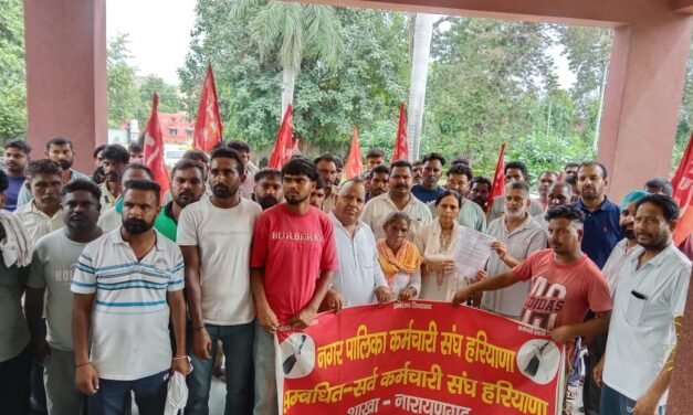 नगरपालिका सफाई कर्मचारियों ने ठेका प्रथा खत्म करने की मांग को लेकर हल्का विधायक को ज्ञापन सौंपा