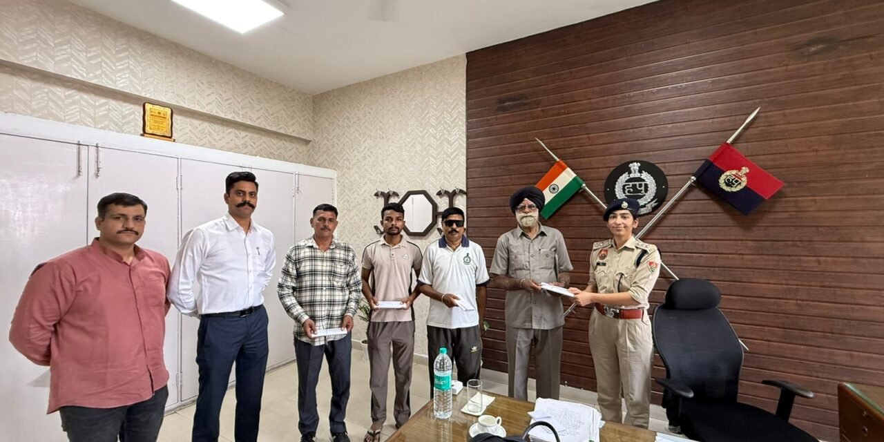 शाबश साइबर सैल अंबाला टीम: माह जुलाई-अगस्त 2025 के लगभग 05 लाख 63 हजार 358 रुपए के गुमशुदा 33 मोबाईल फोन तलाशकर सहायक पुलिस अधीक्षक अम्बाला की मौजूदगी में उनके मालिकों को लौटाए