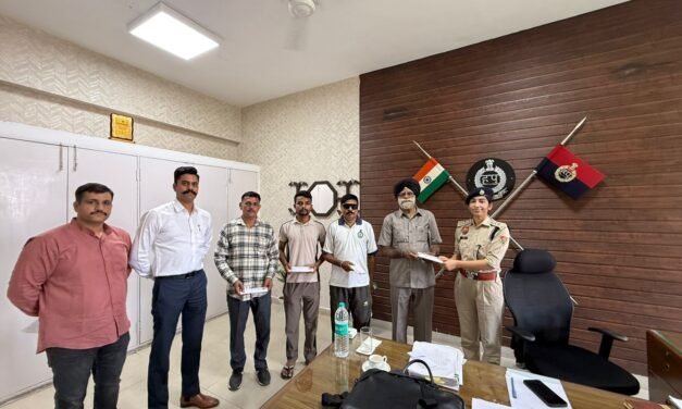 शाबश साइबर सैल अंबाला टीम: माह जुलाई-अगस्त 2025 के लगभग 05 लाख 63 हजार 358 रुपए के गुमशुदा 33 मोबाईल फोन तलाशकर सहायक पुलिस अधीक्षक अम्बाला की मौजूदगी में उनके मालिकों को लौटाए