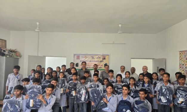 रोटरी क्लब अंबाला ने दीपक प्रोजेक्ट के तहत एलएसएसडी स्कूल में बच्चों को स्कूल बैग वितरित किए