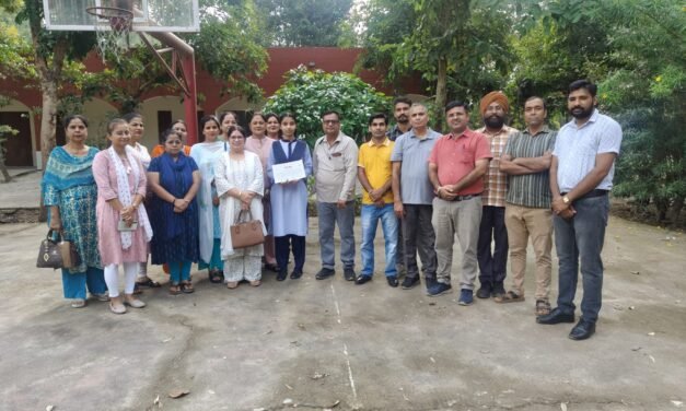 राजकीय वरिष्ठ माध्यमिक विद्यालय सपेहड़ा की कक्षा बारहवी की छात्रा तृप्ति ने व्याकरण आधारित प्रश्नोत्तरी प्रतियोगिता में प्रथम स्थान प्राप्त किया