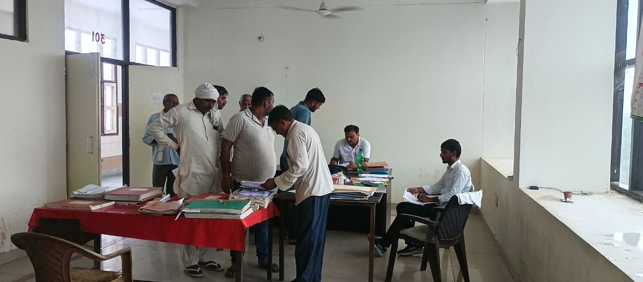 बावल सचिवालय के कमरों में बरसाती पानी टपकने लगा पटवारियों ने किया दावा,राजस्व रिकॉर्ड हुआ खराब