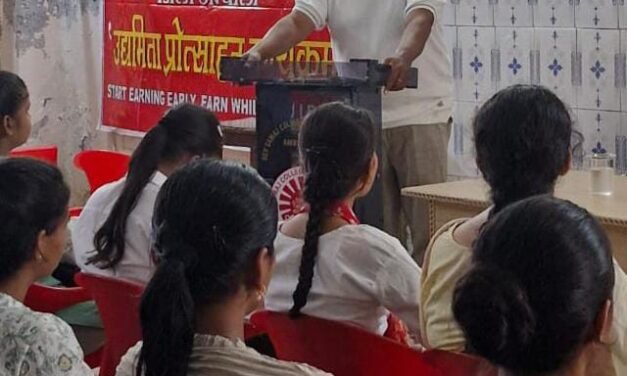 देव समाज कॉलेज में उद्यमिता प्रकोष्ठ  की ओर से  वोकल फॉर लोकल विषय पर एक वक्तव्य और रैली का किया आयोजन