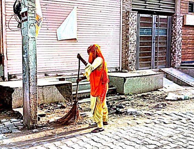 शहरी क्षेत्रों को साफ व स्वच्छ बनाने में हर नागरिक करें सहयोग- अतिरिक्त उपायुक्त वीरेंद्र सहरावत- हरियाणा शहर स्वच्छता अभियान के तहत टीमें लगातार सार्वजनिक क्षेत्रों में सफाई में जुटी