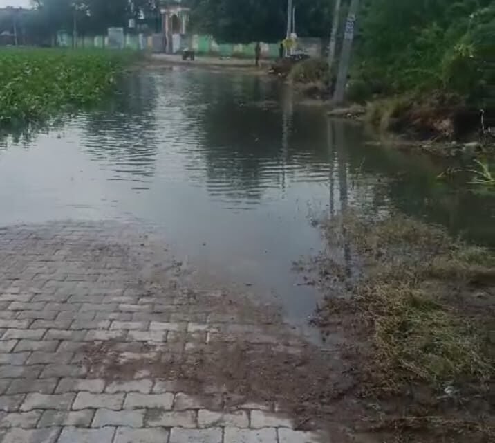 शिक्षा मार्ग को मिली राह: गांव नारा में स्कूल के रास्ते से जलभराव हटाया गया