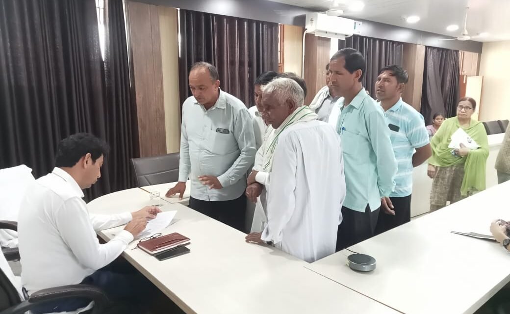 समाधान शिविर में नायब तहसीलदार संजरव अत्री ने सुनी लोगों की समस्याएं, सम्बंधित विभागों को दिए निर्देश