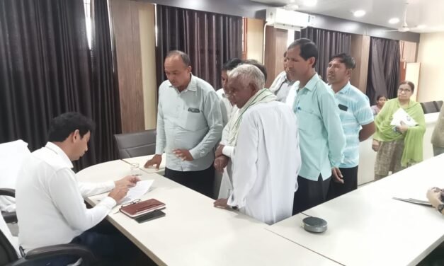 समाधान शिविर में नायब तहसीलदार संजरव अत्री ने सुनी लोगों की समस्याएं, सम्बंधित विभागों को दिए निर्देश