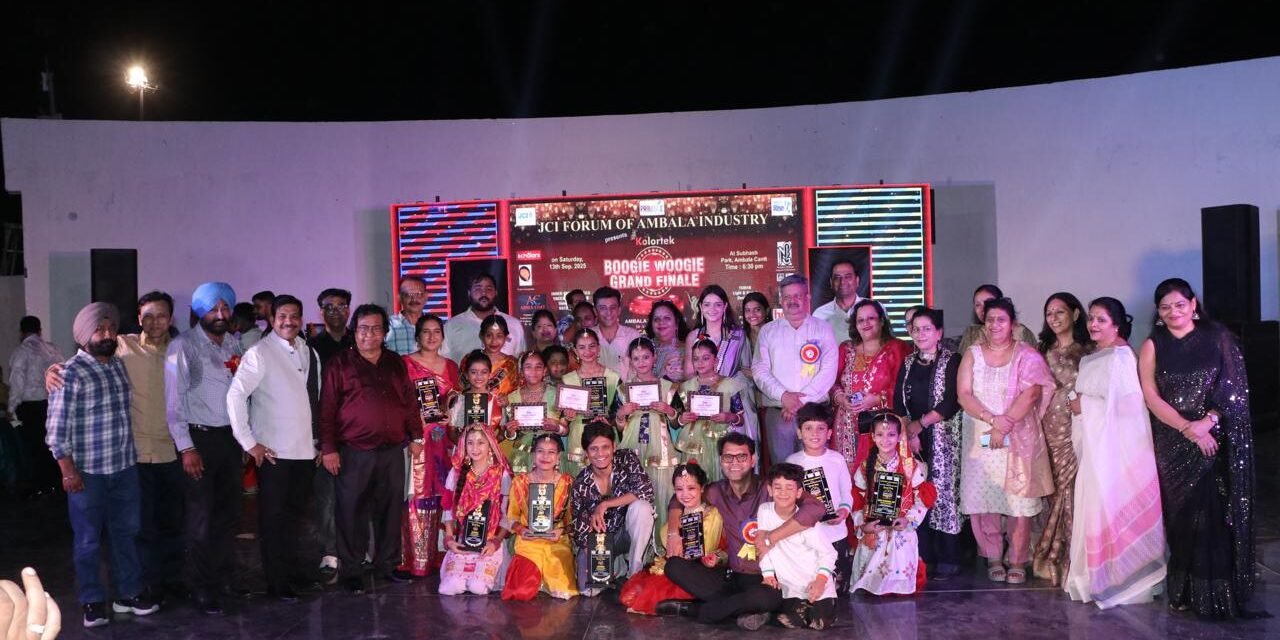 कार्यक्रम में मुख्यातिथि हरियाणा विधानसभा के अध्यक्ष हरविन्द्र कल्याण महिला को सम्मानित करते हुए।